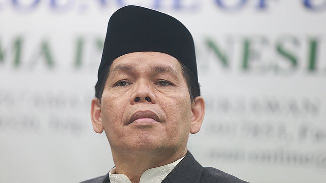 Sebut Shalat Lima Waktu Tak Ada di Alquran, Ade Armando Dibungkam Sekjen MUI